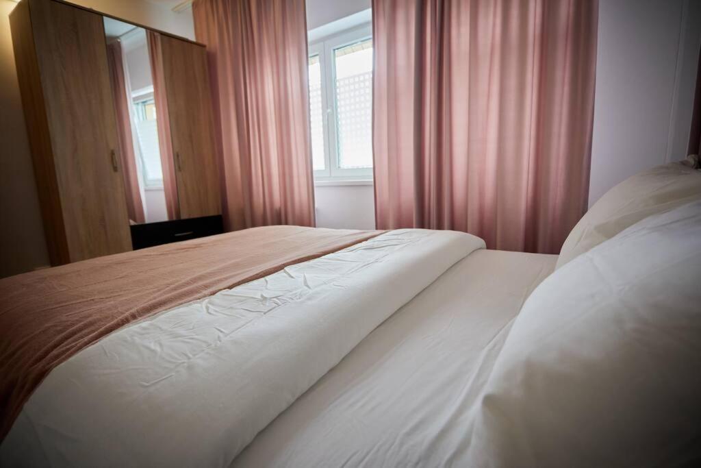 Queen Apartment Athenee Букурещ Екстериор снимка